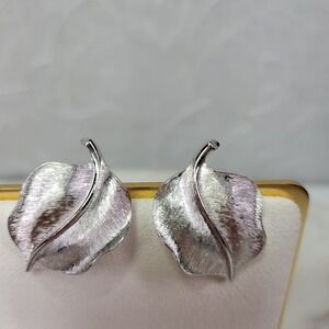Vintage Crown Trifari Leaf Clip On Earrings 1.25" Brushed Matte Silver Tone